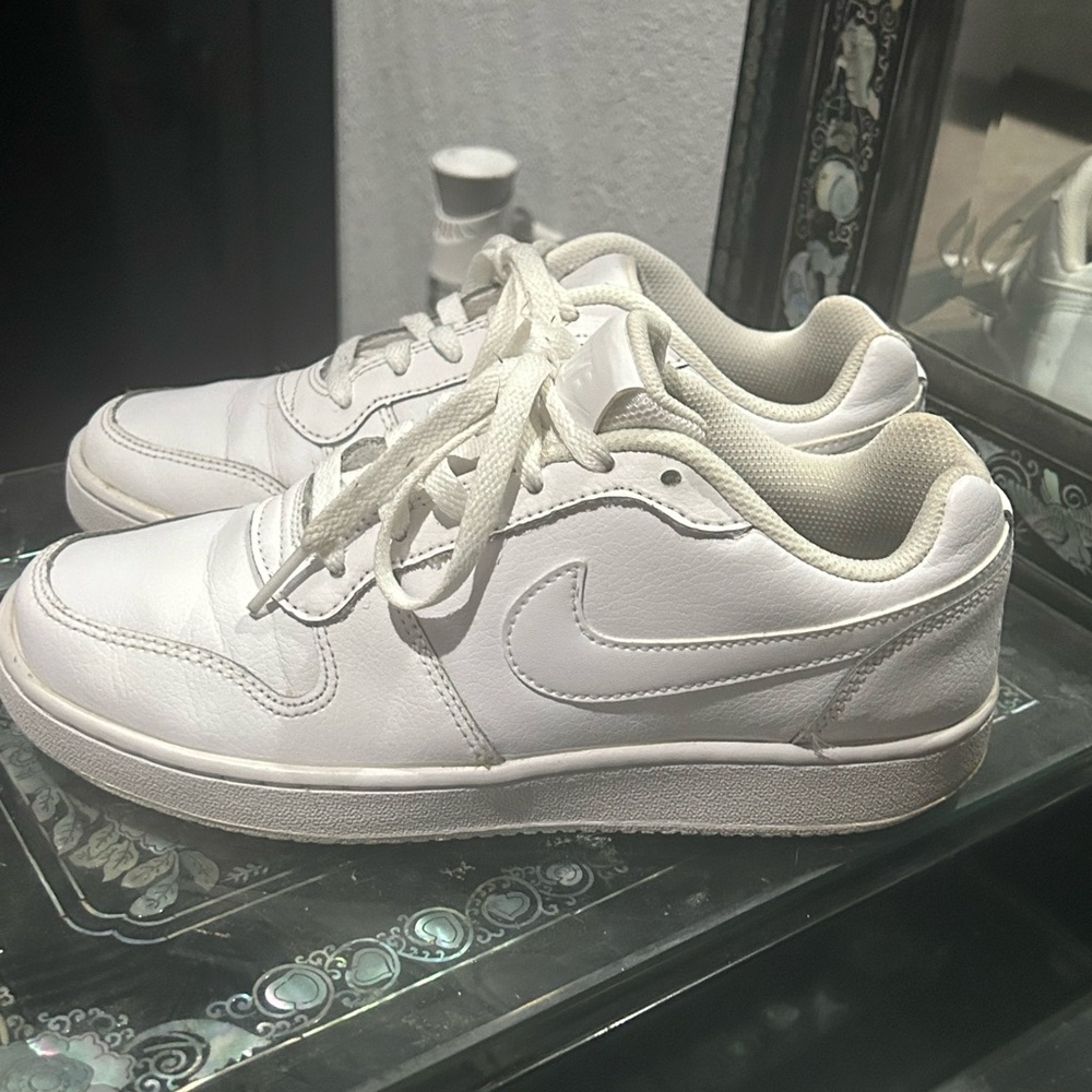 GUC! Nike Womens Size 7.5 Ebernon Sneakers